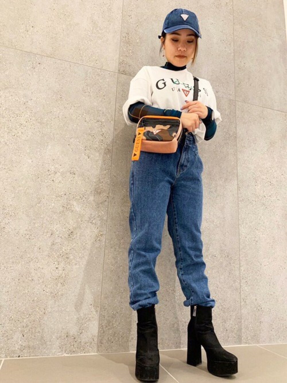 その他のTシャツ/カットソー、ホワイト系のTシャツ/カットソー、その他のショルダーバッグを着用したレディースの冬コーディネートの1枚目の写真