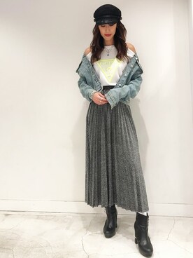 「プリーツ」｜「アイテム（デニムジャケット）」を使った、GUESS JAPANさん（レディース・165cm）の冬コーディネート