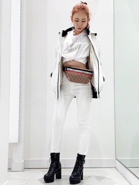 「オールホワイト」｜「アイテム（その他アウター）」を使った、GUESS JAPANさん（レディース・156cm）の冬コーディネート