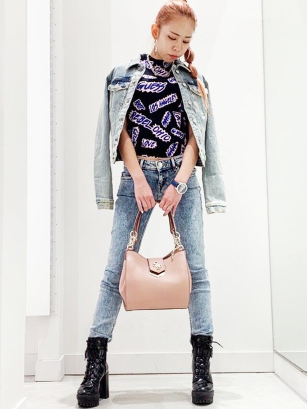 ブルー系のデニムパンツ、その他のTシャツ/カットソー、ブルー系のデニムジャケットを着用したレディースの冬コーディネートの1枚目の写真