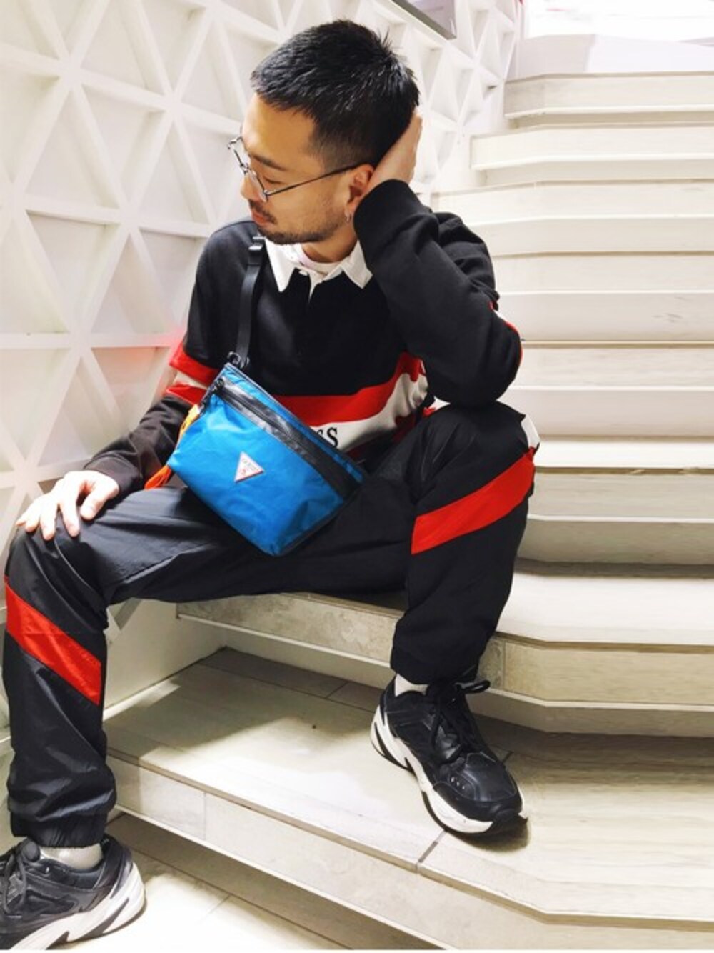 ブラック系のその他パンツ、ブラック系のポロシャツを着用したメンズの冬コーディネートの1枚目の写真