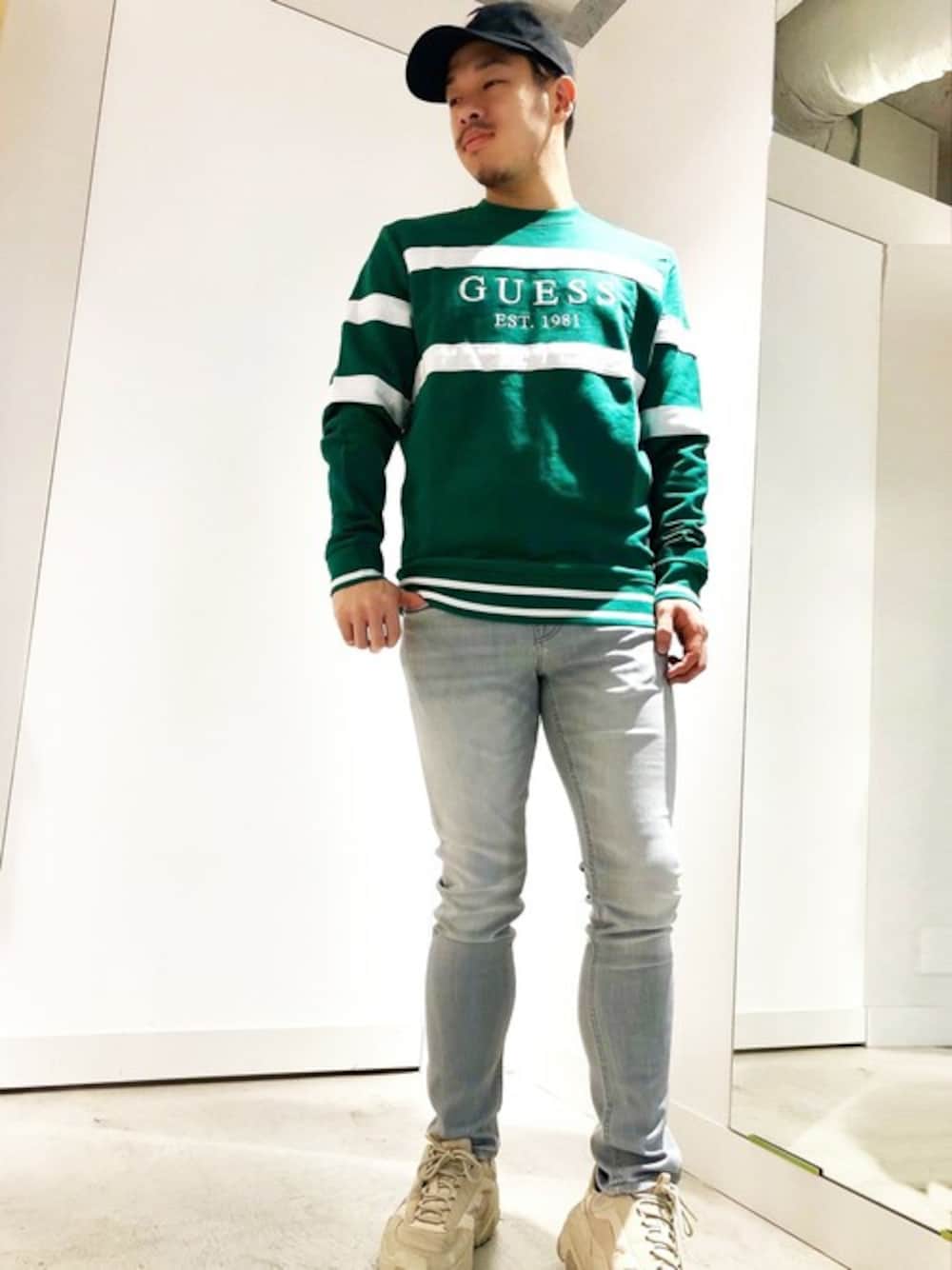 「スウェット、デニム、カジュアル、キャップ、ロンT、カジュアルコーデ、デニムコーデ、guess」｜「GuessのTRIANGLE LOGO 6PANEL CAP (ゲス トライアングルロゴ 6パネルキャップ)（キャップ、ブラック系）」を使った、GUESS JAPANさん（メンズ・170cm）の冬コーディネートの1枚目の写真