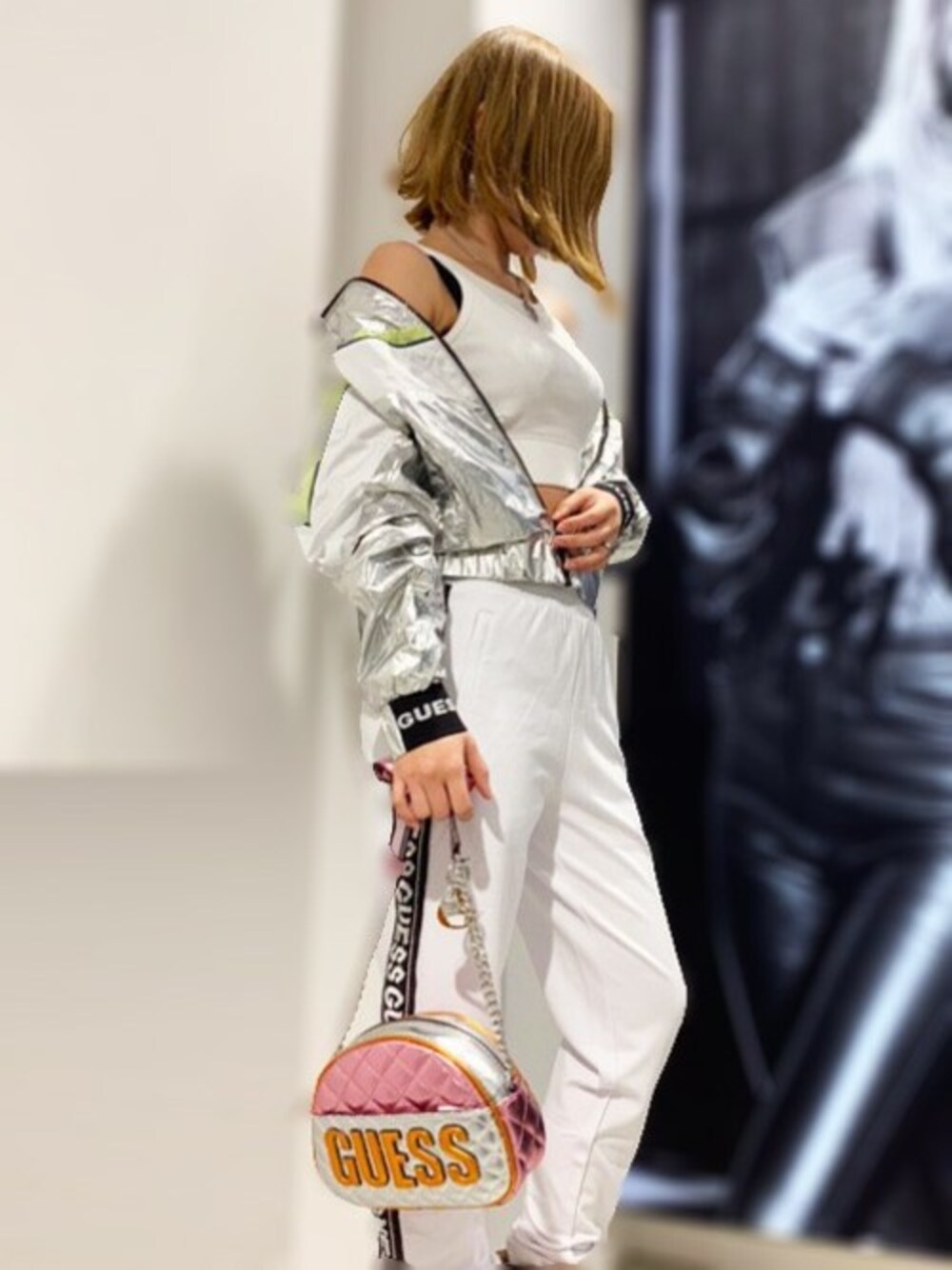 「ブルゾン、ショルダーバッグ、バッグ、ジャージ、スポーツミックス、スポーティー、メタリック、低身長、guess、ジャージーパンツ」｜「GuessのLINDA LOGO TAPE TOP（タンクトップ、ホワイト系）」を使った、GUESS JAPANさん（レディース・155cm）の冬コーディネートの1枚目の写真