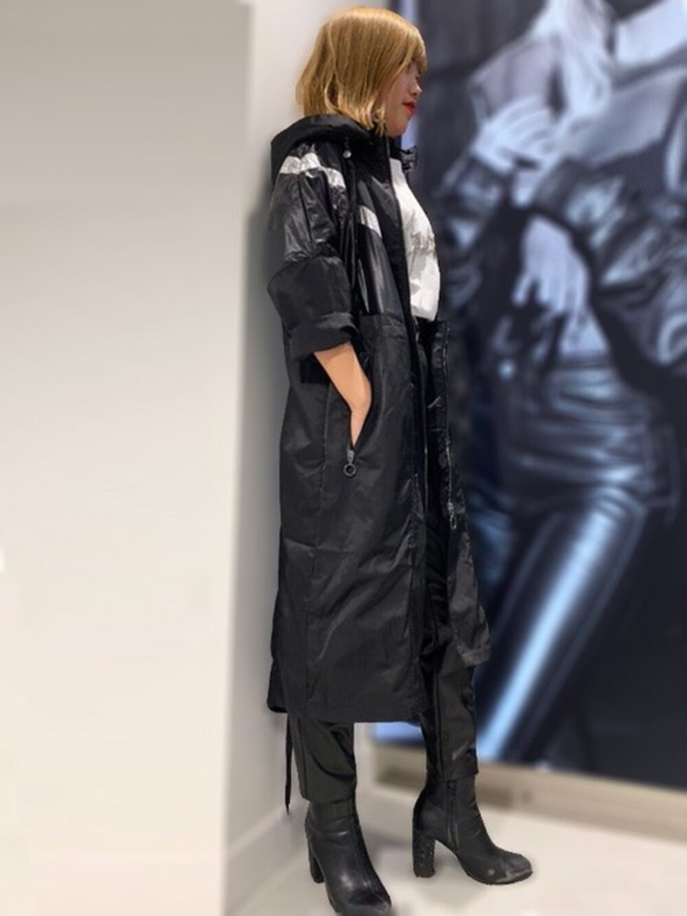 「テーパードパンツ、ブルゾン、アウター、モノトーン、ナイロンジャケット、ロングジャケット、ナイロン、レザーパンツ、パンツスタイル、guess」｜「GuessのMARLENE TEE（Tシャツ/カットソー、ホワイト系）」を使った、GUESS JAPANさん（レディース・155cm）の冬コーディネートの1枚目の写真