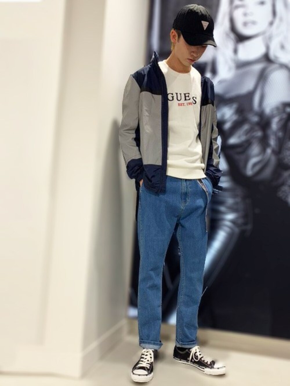 ブルー系のデニムパンツ、ホワイト系のスウェット、その他のナイロンジャケットを着用したメンズの冬コーディネートの1枚目の写真