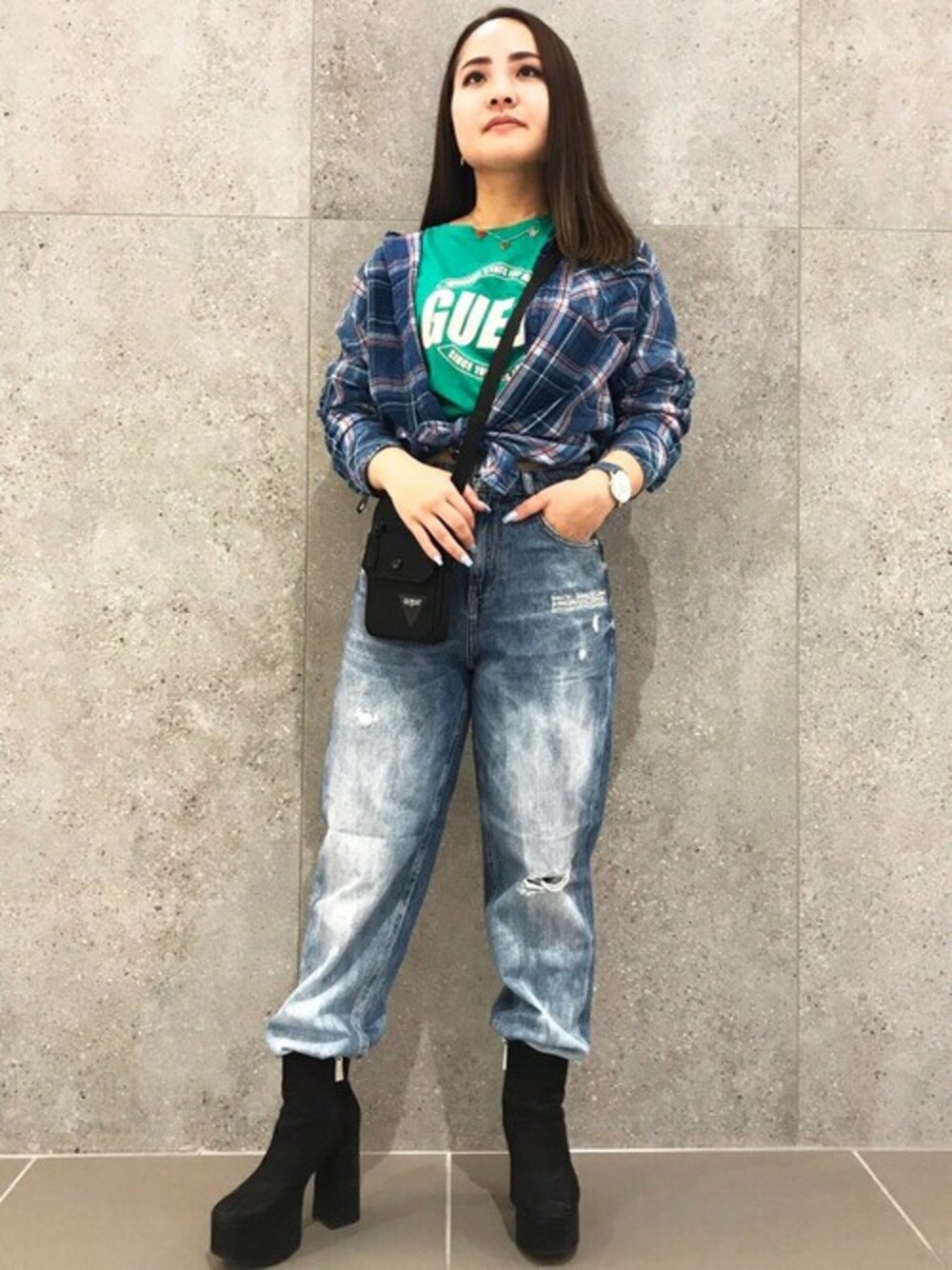 「デニム、シャツ、チェックシャツ、バッグ、デニムパンツ、シャツスタイル、カジュアルコーデ、デニムコーデ、guess、サコッシュ」｜「GuessのL.A. GUESSERS SMALL CHAIN&3LOGO NECKLACE (GOLD)（ネックレス、ゴールド系）」を使った、GUESS JAPANさん（レディース・151cm）の冬コーディネートの1枚目の写真