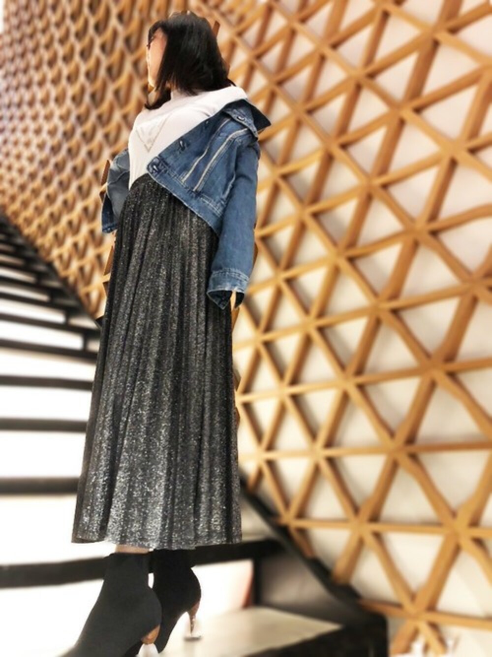 ブルー系のデニムジャケット、ホワイト系のTシャツ/カットソー、その他のスカートを着用したレディースの冬コーディネートの1枚目の写真