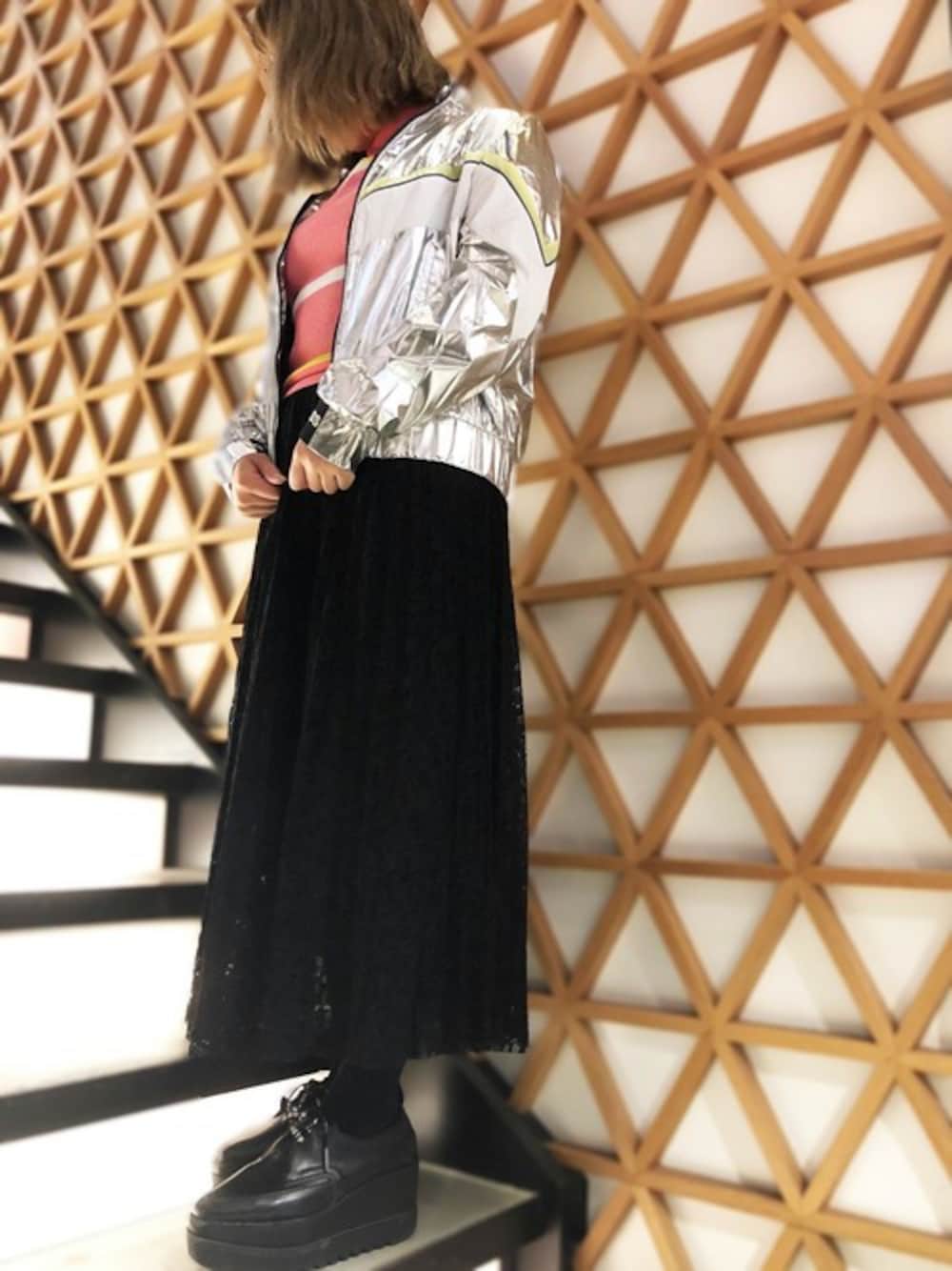「ブルゾン、スカート、カジュアル、シルバー、ロングスカート、メタリック、カジュアルコーデ、guess」｜「GuessのANTHIA NYLON JACKET（ナイロンジャケット、シルバー系）」を使った、GUESS JAPANさん（レディース・161cm）の冬コーディネートの1枚目の写真