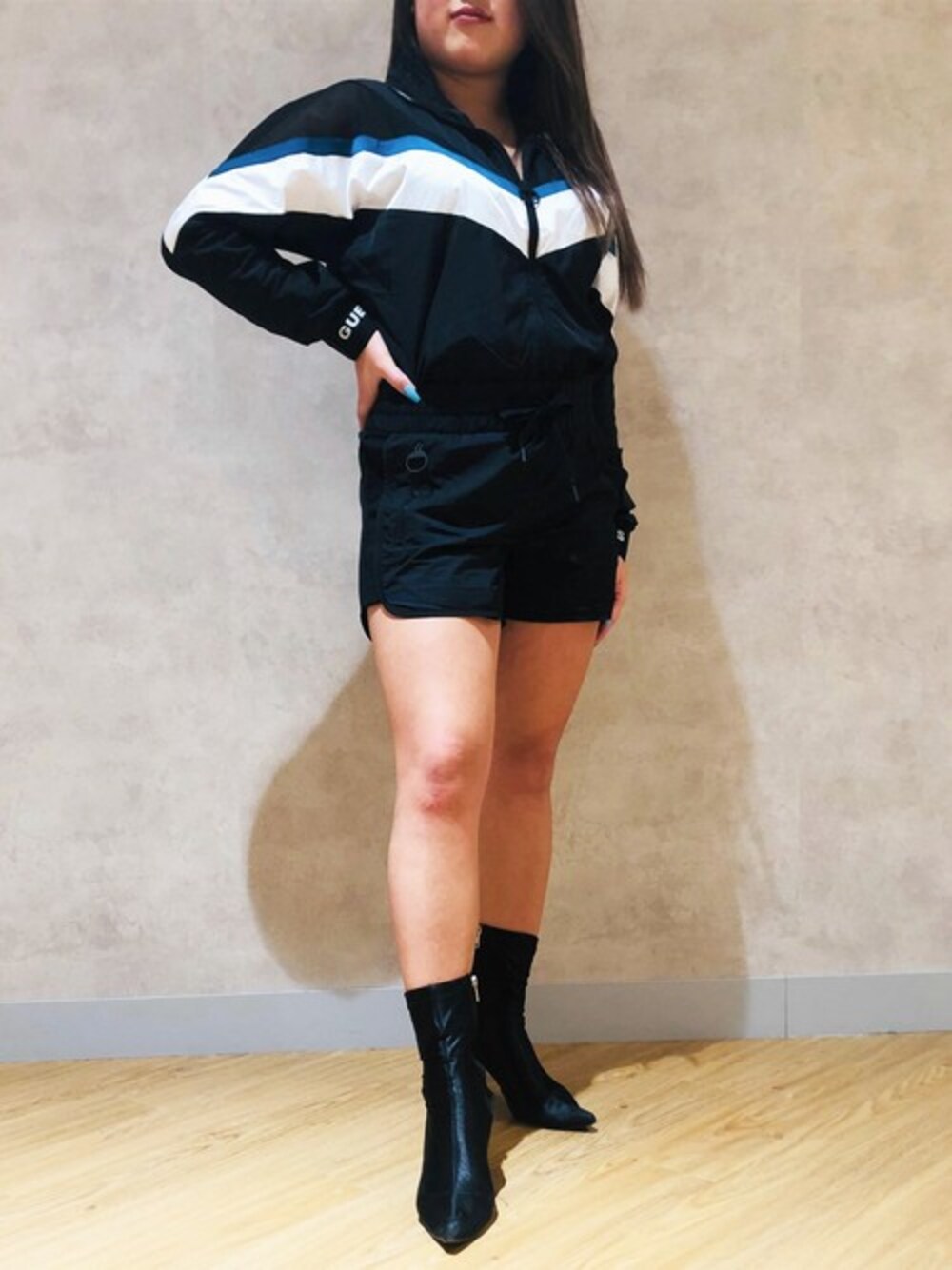 「カジュアル、ブラックコーデ、スポーツミックス、スポーティー、カジュアルコーデ、guess」｜「GuessのAGATHE NYLON JUMPSUIT（つなぎ/オールインワン、ブラック系）」を使った、GUESS JAPANさん（レディース・155cm）の冬コーディネートの1枚目の写真