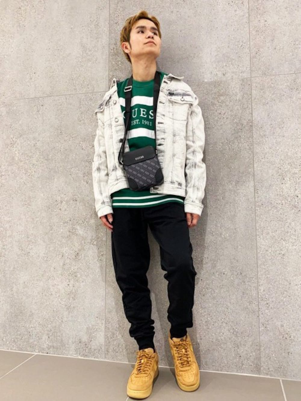 ブラック系のその他パンツ、グレー系のデニムジャケット、グリーン系のスウェットを着用したメンズの冬コーディネートの1枚目の写真