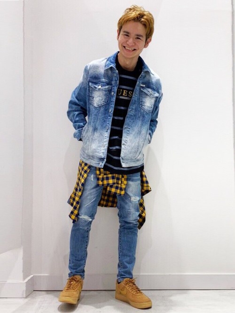 その他のTシャツ/カットソー、ブルー系のデニムジャケット、イエロー系のシャツ/ブラウスを着用したメンズの冬コーディネートの1枚目の写真