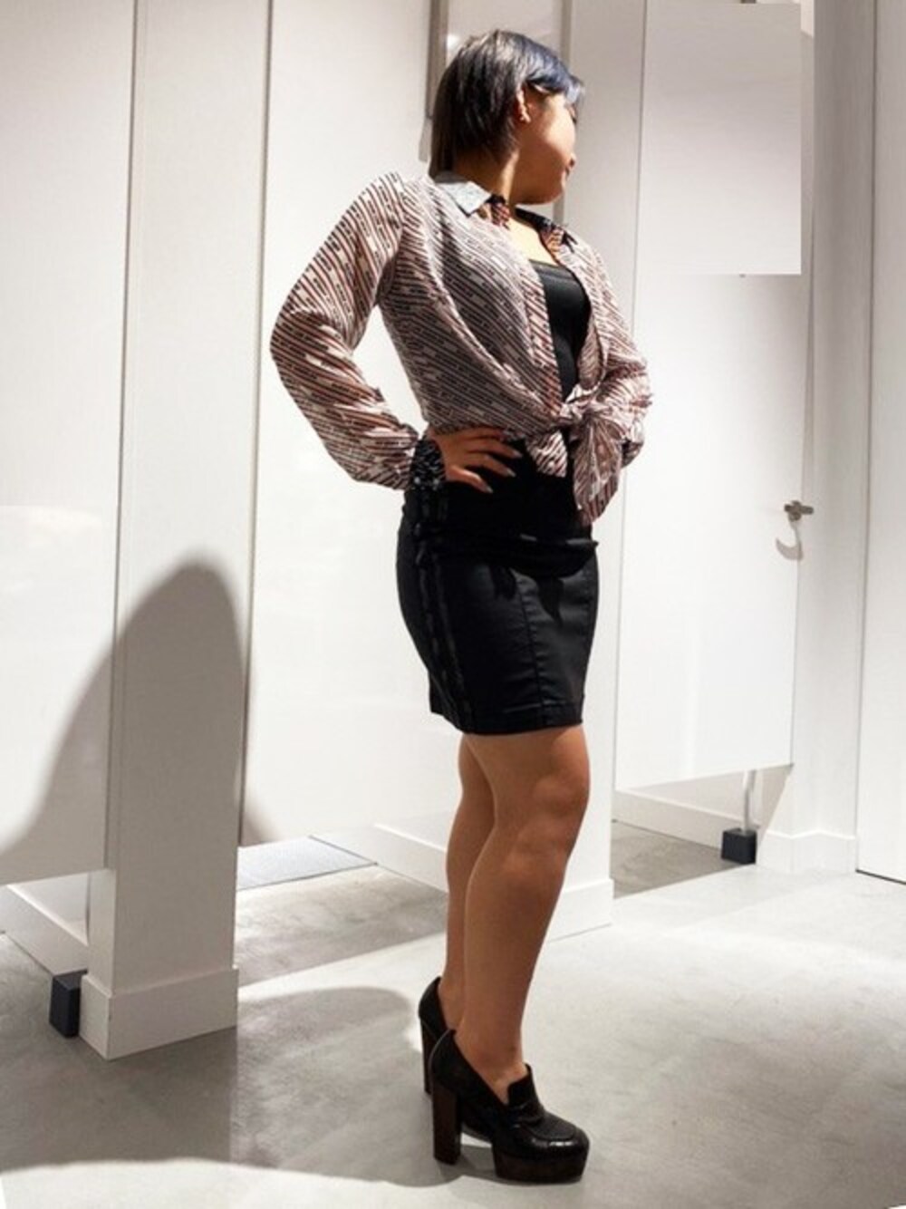 ブラック系のワンピース、ピンク系のシャツ/ブラウスを着用したレディースの冬コーディネートの1枚目の写真