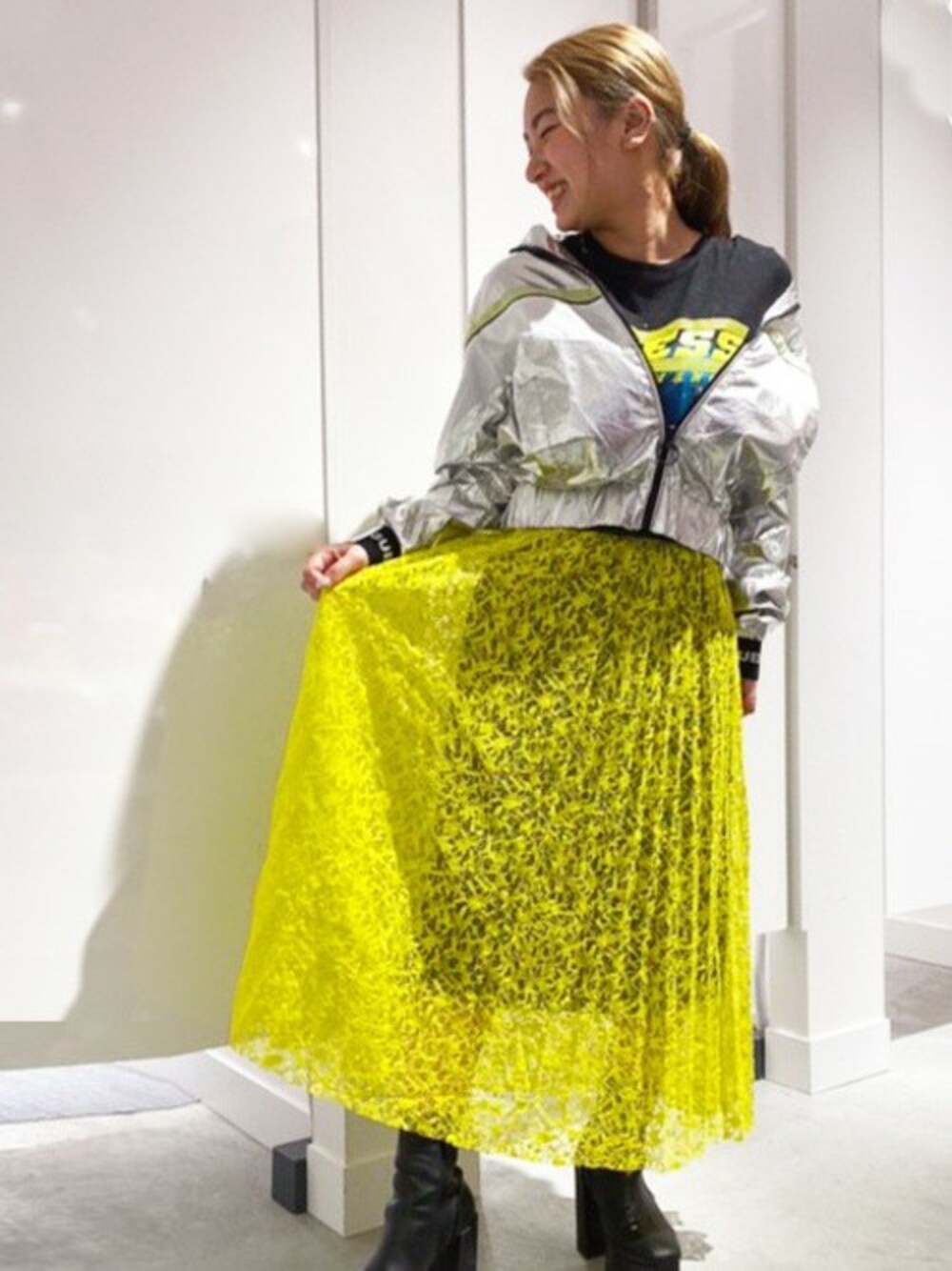 「ブルゾン、アウター、スカート、ロゴT、Tシャツ、ネオンカラー、スカートスタイル、メタリック、低身長、guess」｜「GuessのNEON LOGO TEE（Tシャツ/カットソー、ブラック系）」を使った、GUESS JAPANさん（レディース・153cm）の冬コーディネートの1枚目の写真