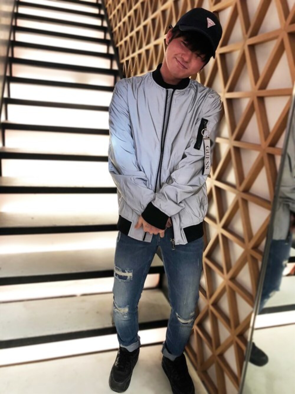 ブルー系のデニムパンツ、グレー系のブルゾン、ブラック系のスウェットを着用したメンズの冬コーディネートの1枚目の写真