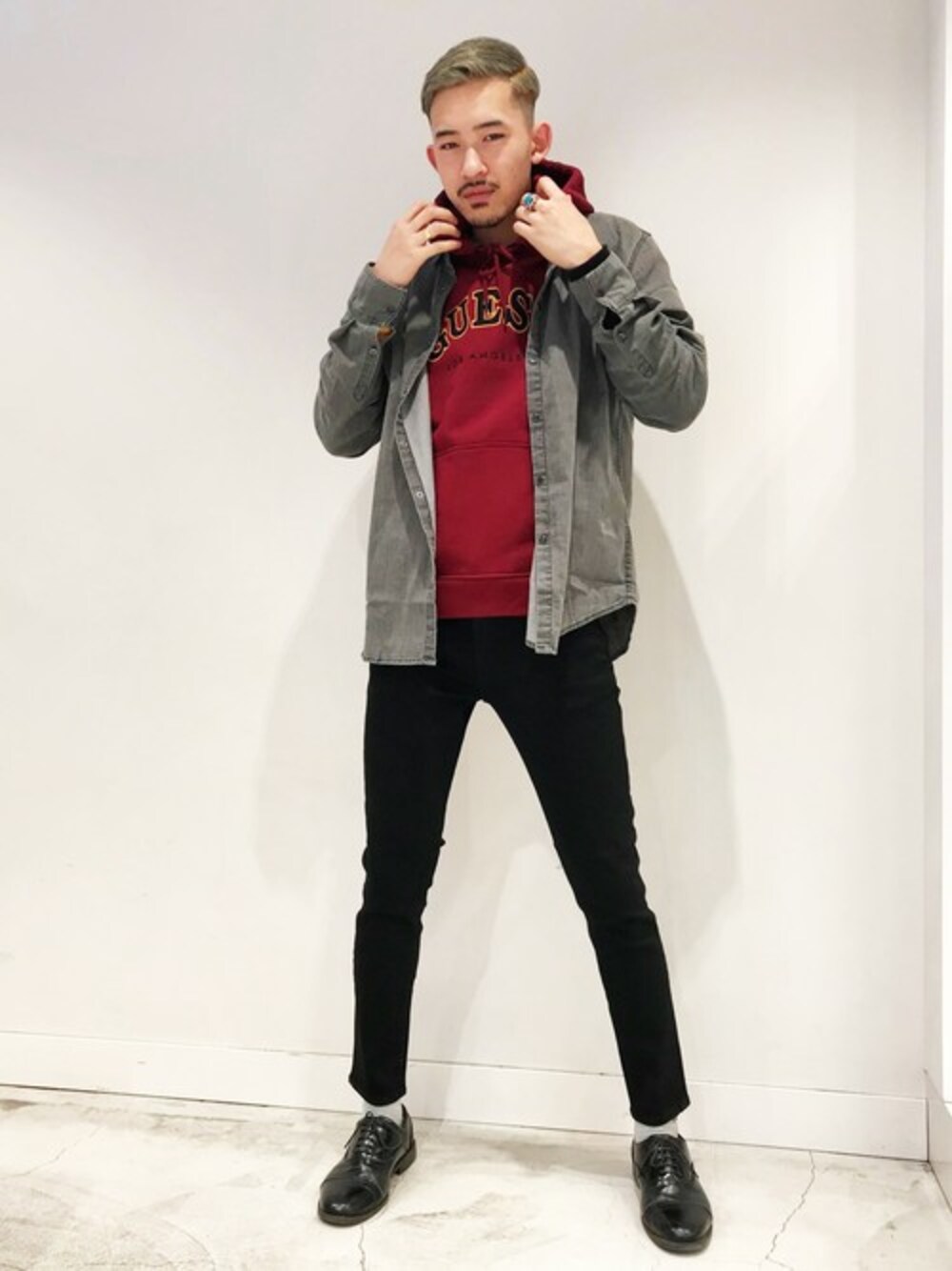 グレー系のシャツ/ブラウスを着用したメンズの冬コーディネートの1枚目の写真