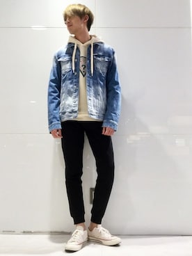 「Guess（ゲス）のアイテム（デニムジャケット）」を使った、GUESS JAPANさん（メンズ・178cm）の冬コーディネート