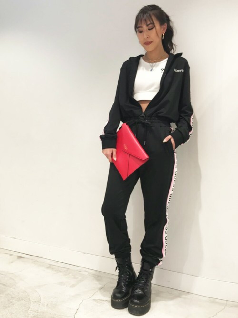 「カジュアル、オールインワン、ブラックコーデ、ストリート、スポーツミックス、スポーティー、カジュアルコーデ、ストリートMIX、guess」｜「GuessのLINDA LOGO TAPE TOP（タンクトップ、ホワイト系）」を使った、GUESS JAPANさん（レディース・165cm）の冬コーディネートの1枚目の写真