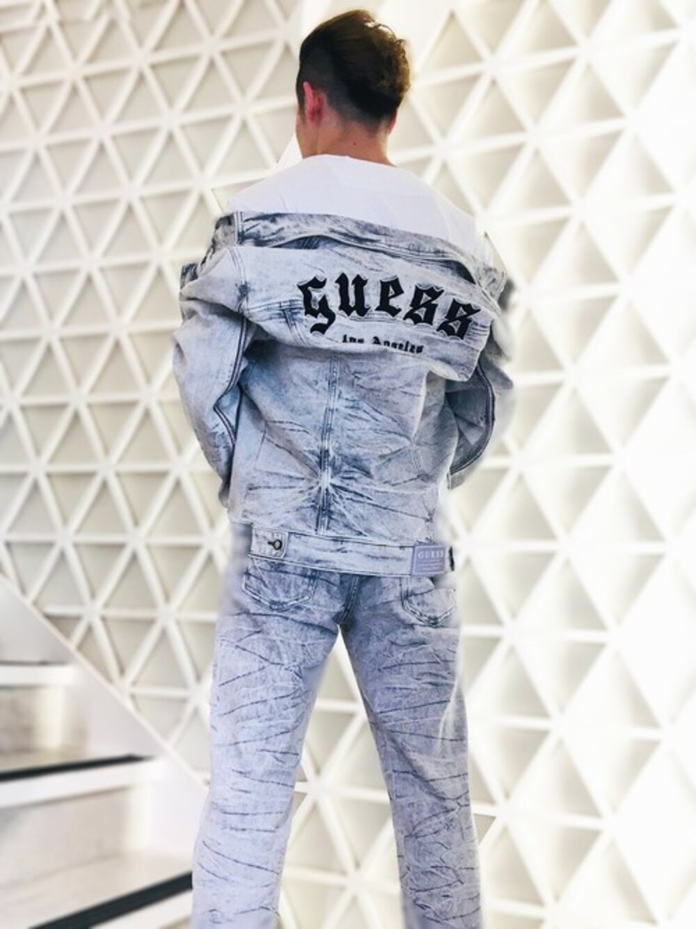 グレー系のデニムジャケット、グレー系のデニムパンツを着用したメンズの冬コーディネートの1枚目の写真