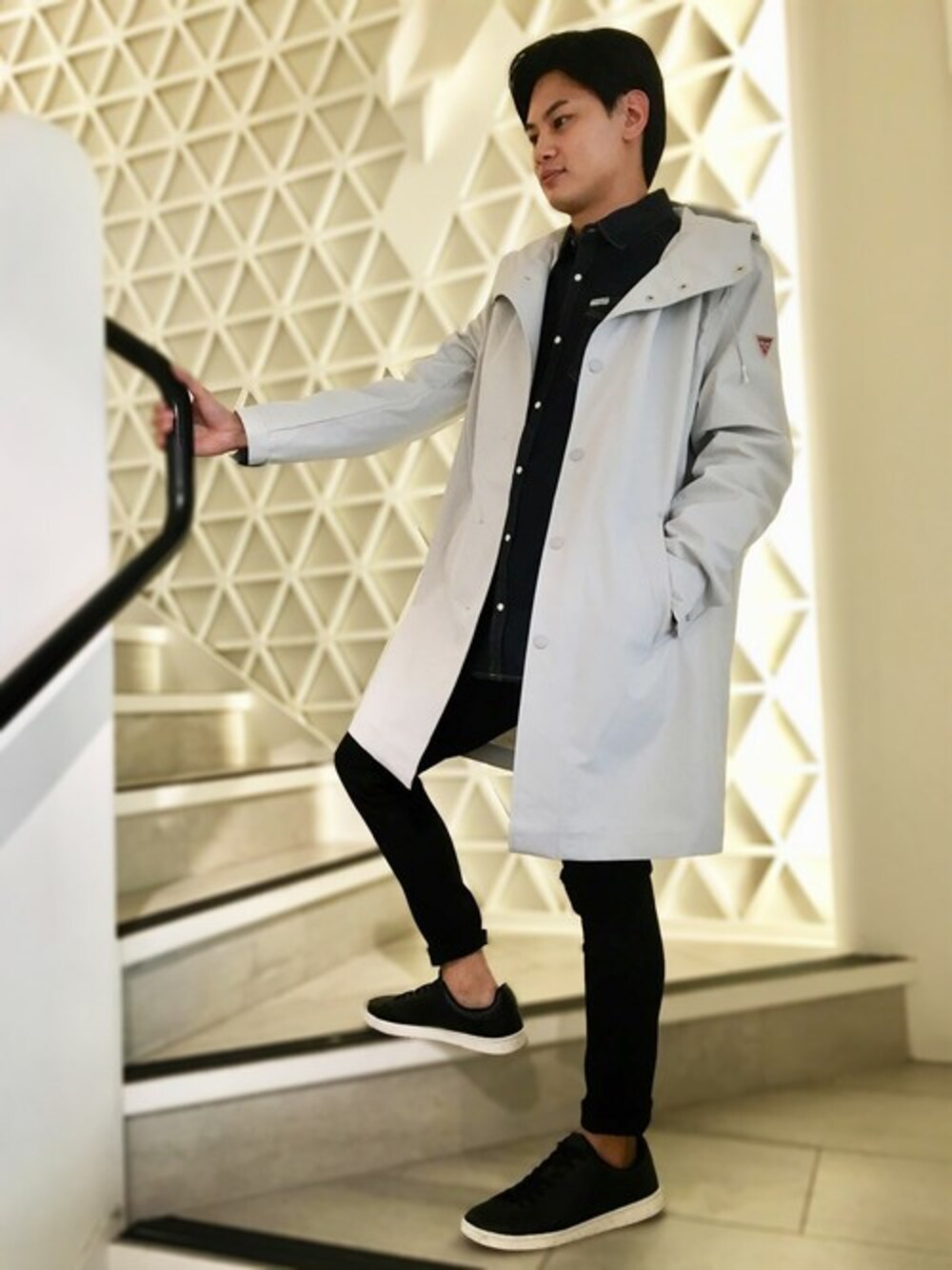 その他のその他アウター、ブルー系のデニムパンツ、ブルー系のシャツ/ブラウスを着用したメンズの冬コーディネートの1枚目の写真