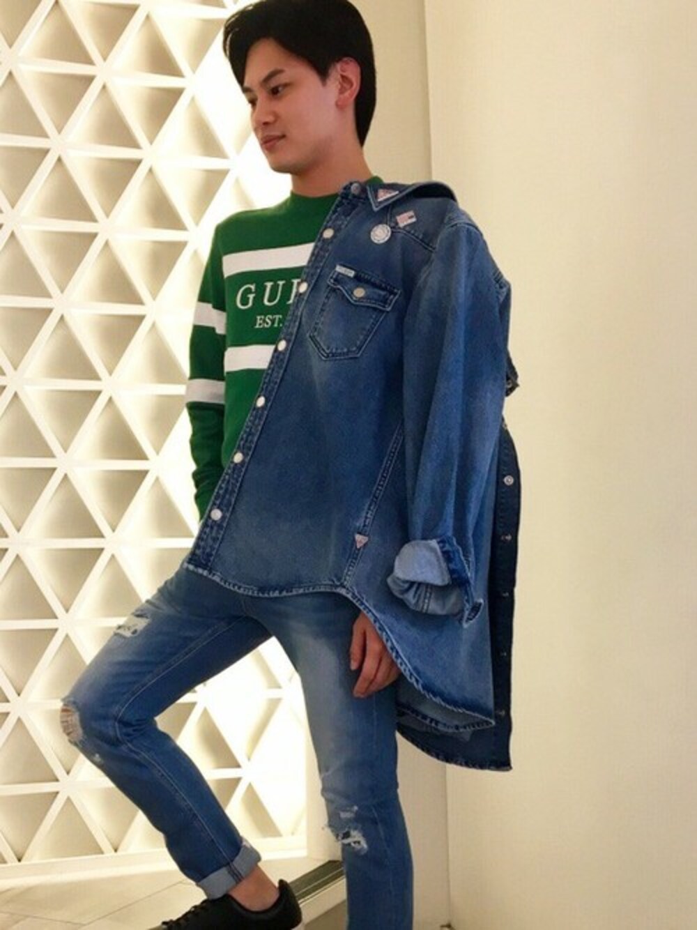 ブルー系のデニムパンツ、ブルー系のシャツ/ブラウス、グリーン系のスウェットを着用したメンズの冬コーディネートの1枚目の写真