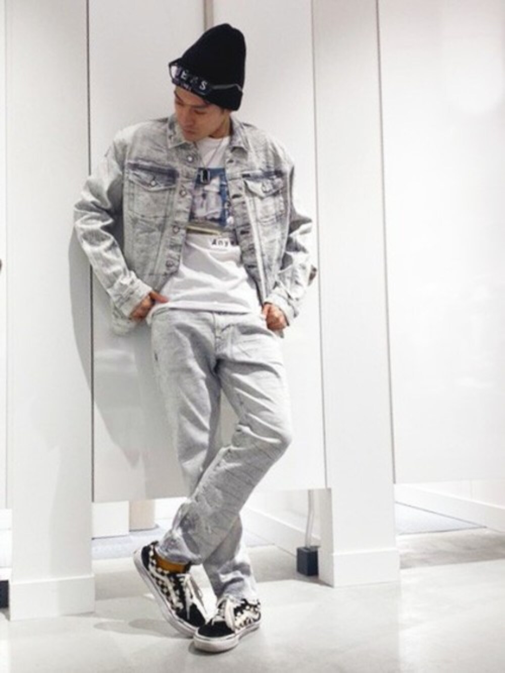 「セットアップ、ワントーンコーデ、ニット帽、デニムジャケット、Gジャン、デニムパンツ、デニムコーデ、guess、デニムセットアップ、guessららぽEXPO」｜「GuessのDRAKE LOW-RISE ANKLE SLIM DENIM PANT（デニムパンツ、グレー系）」を使った、GUESS JAPANさん（メンズ・170cm）の冬コーディネートの1枚目の写真