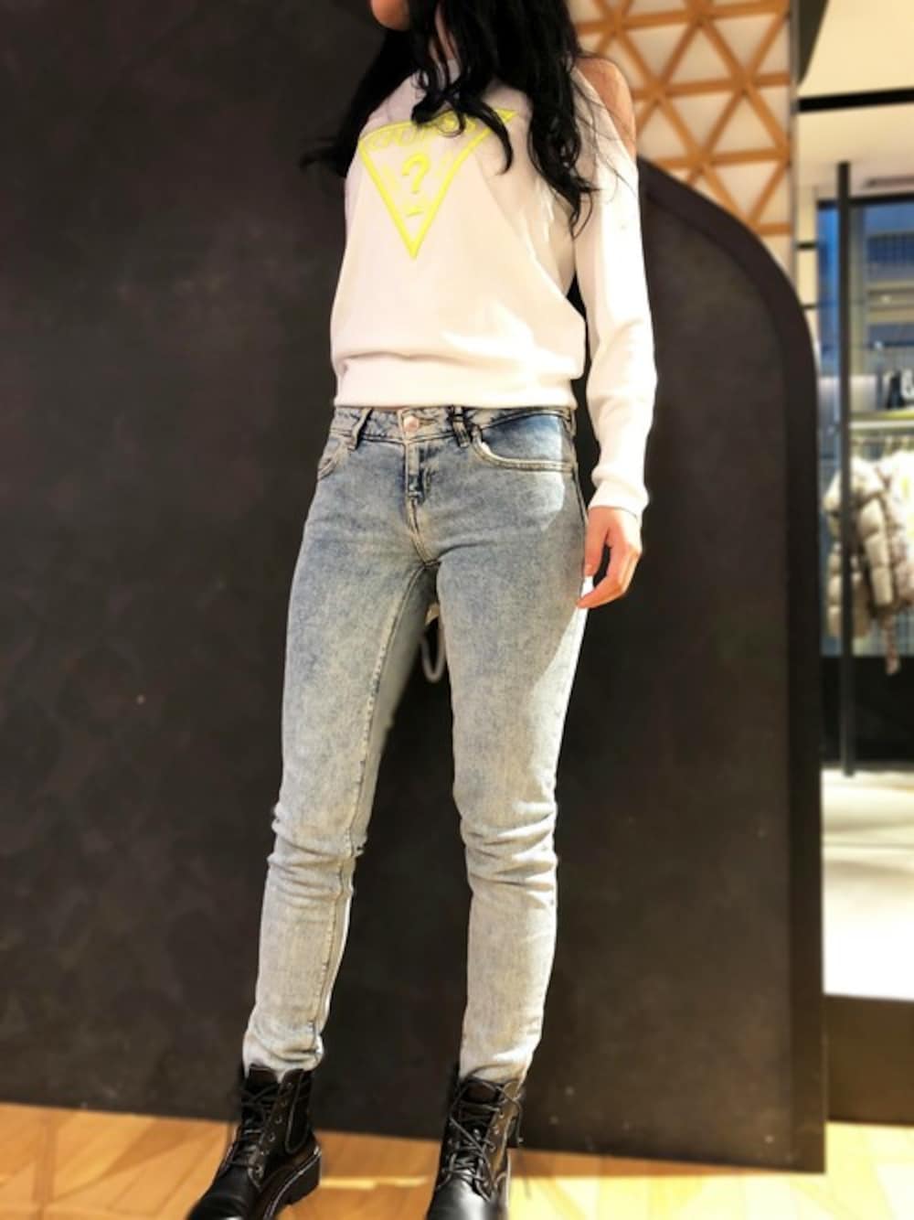 ブルー系のデニムパンツ、ホワイト系のニット/セーターを着用したレディースの冬コーディネートの1枚目の写真