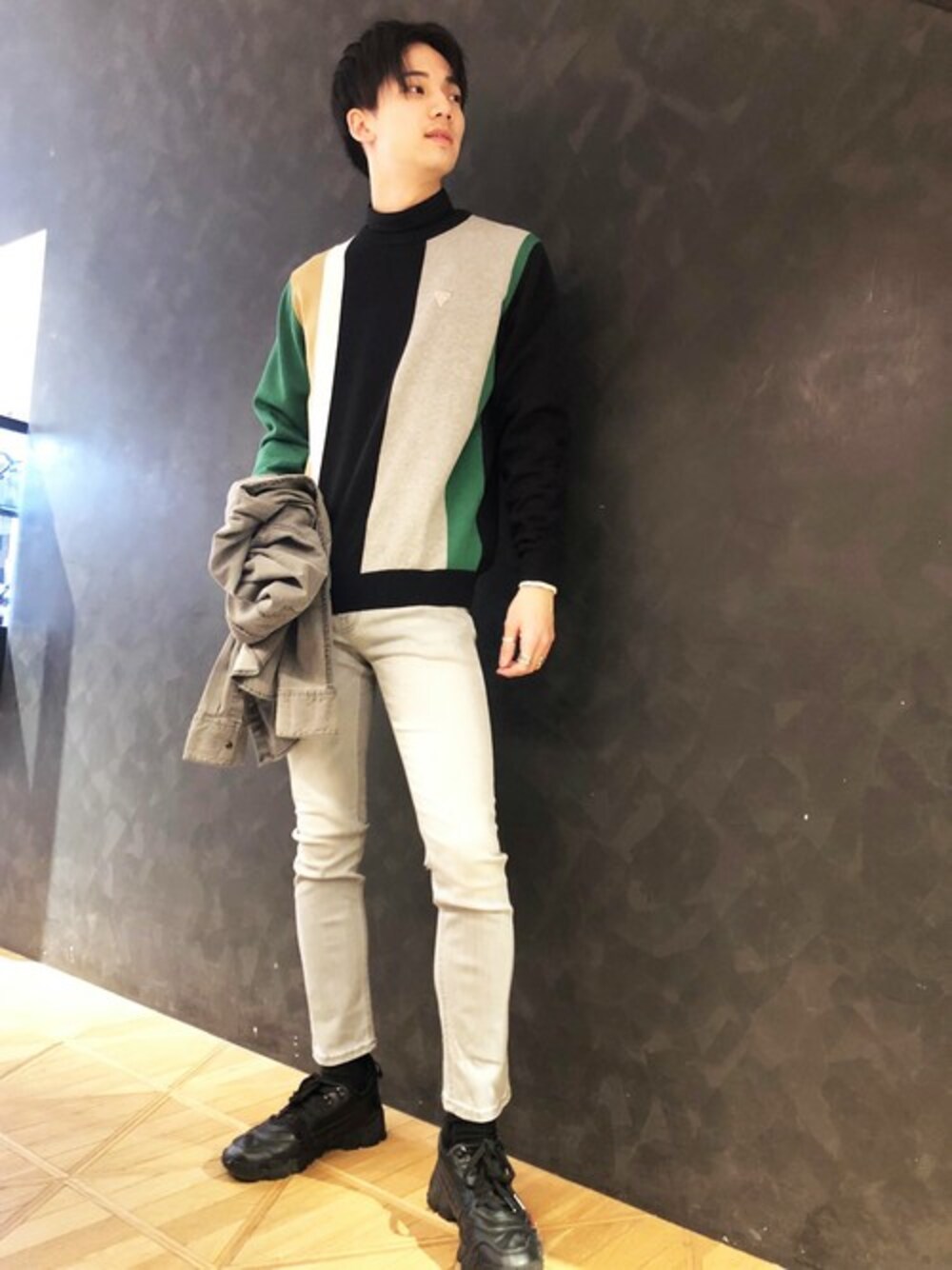 その他のニット/セーター、グレー系のデニムパンツを着用したメンズの春コーディネートの1枚目の写真