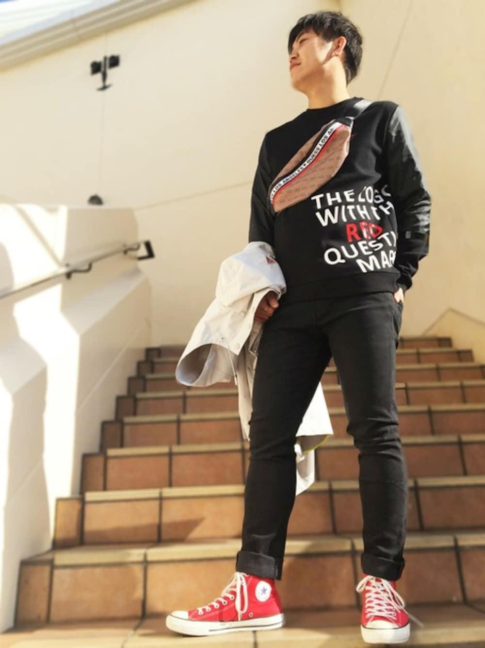 その他のその他アウター、ブラック系のスウェット、ブラック系のデニムパンツを着用したメンズの春コーディネートの1枚目の写真