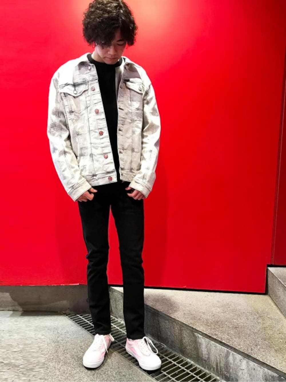 「ニット、デニム、ビッグシルエット、スキニーパンツ、デニムジャケット、Gジャン、春コーデ、黒スキニー、guess、guess新宿」｜「GuessのCOOSA STRIPE SWEATER（ニット/セーター、その他）」を使った、GUESS JAPANさん（メンズ・175cm）の春コーディネートの1枚目の写真