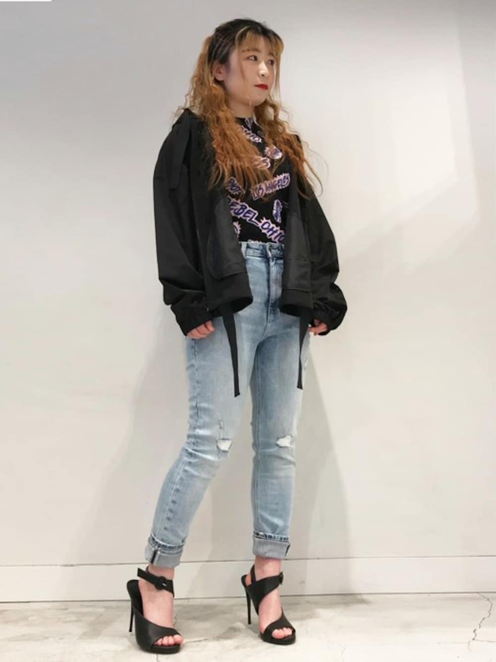 「スキニーパンツ、ロゴ、デニムパンツ、ナイロンジャケット、春アウター、春コーデ、低身長、ナイロンパーカー、guess、guess新宿」｜「GuessのAGAPE 2-IN-1 JACKET（ナイロンジャケット、ブラック系）」を使った、GUESS JAPANさん（レディース・152cm）の春コーディネートの1枚目の写真