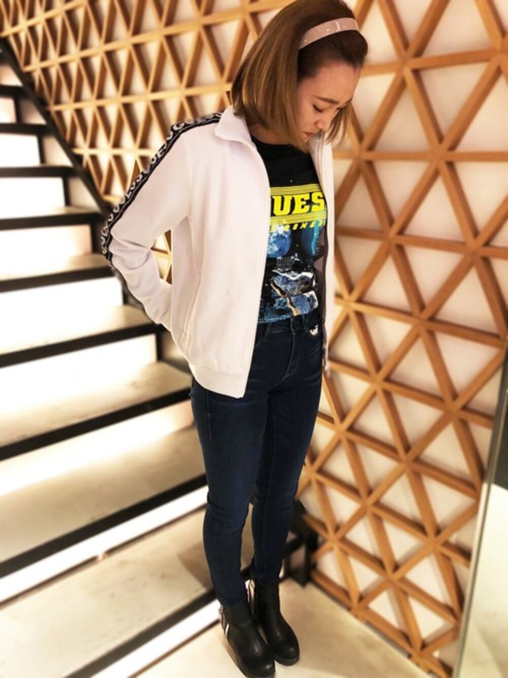 「デニム、ロゴT、カジュアル、Tシャツ、ジャージ、スポーツミックス、デニムパンツ、カジュアルコーデ、guess、guess心斎橋」｜「GuessのNEON LOGO TEE（Tシャツ/カットソー、ブラック系）」を使った、GUESS JAPANさん（レディース・156cm）の春コーディネートの1枚目の写真