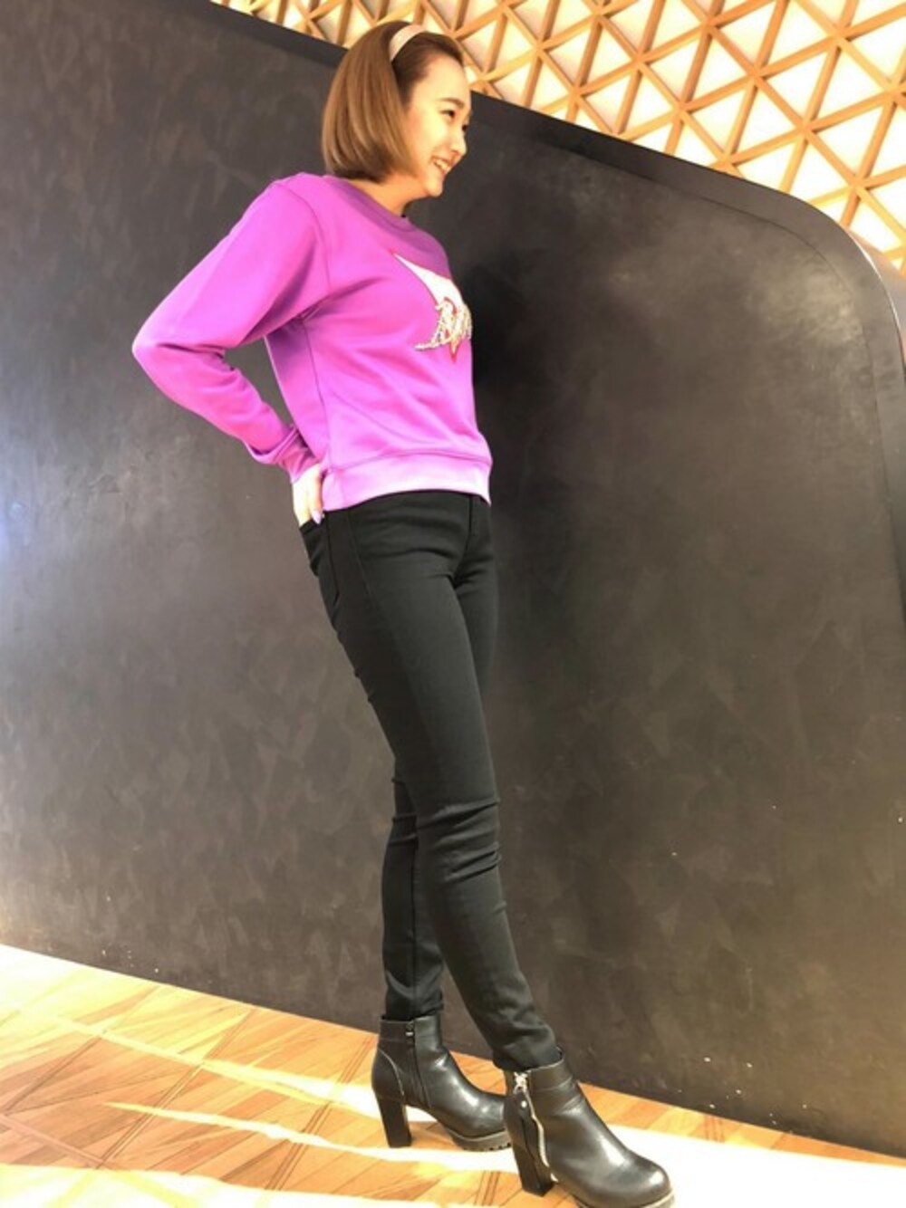 その他のスウェットを着用したレディースの春コーディネートの1枚目の写真