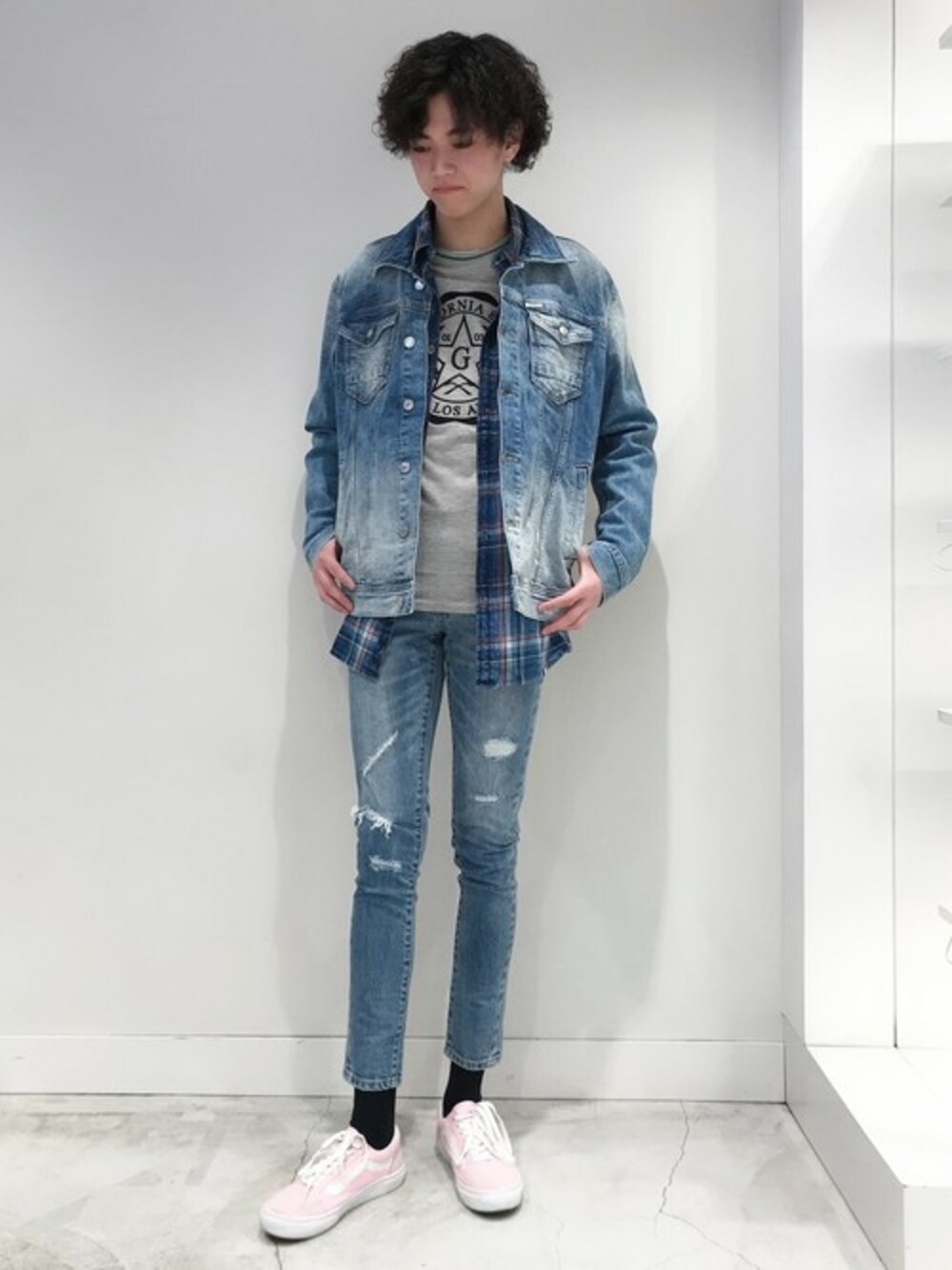 ブルー系のデニムジャケット、グレー系のTシャツ/カットソー、その他のシャツ/ブラウスを着用したメンズの春コーディネートの1枚目の写真