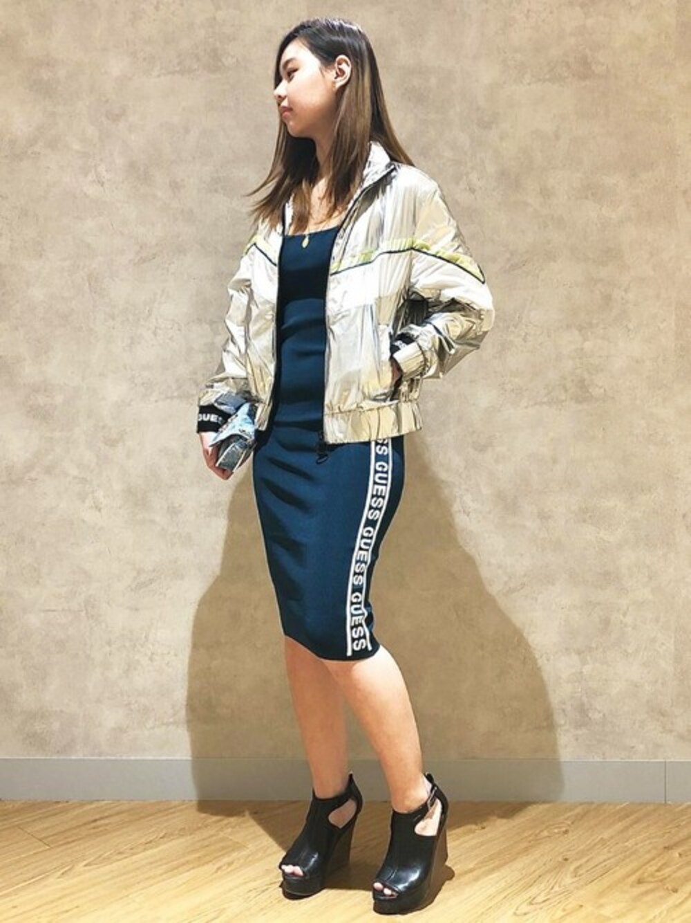 「ブルゾン、ワンピース、シルバー、スポーツミックス、春アウター、春コーデ、メタリック、カジュアルコーデ、guess、guess錦糸町」｜「GuessのANTHIA NYLON JACKET（ナイロンジャケット、シルバー系）」を使った、GUESS JAPANさん（レディース・163cm）の春コーディネートの1枚目の写真