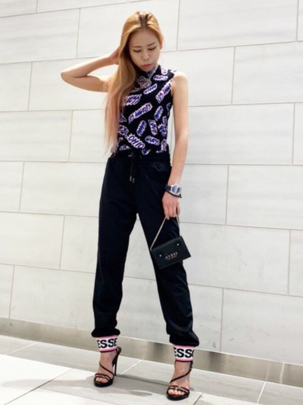 その他のTシャツ/カットソー、ブラック系のその他パンツを着用したレディースの春コーディネートの1枚目の写真