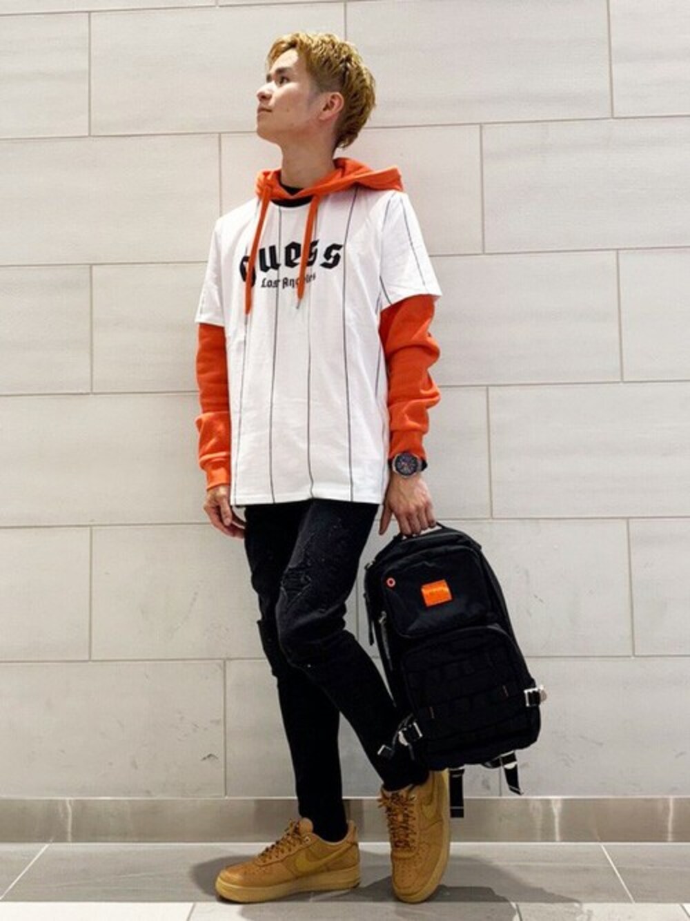 オレンジ系のパーカー、ホワイト系のTシャツ/カットソーを着用したメンズの春コーディネートの1枚目の写真