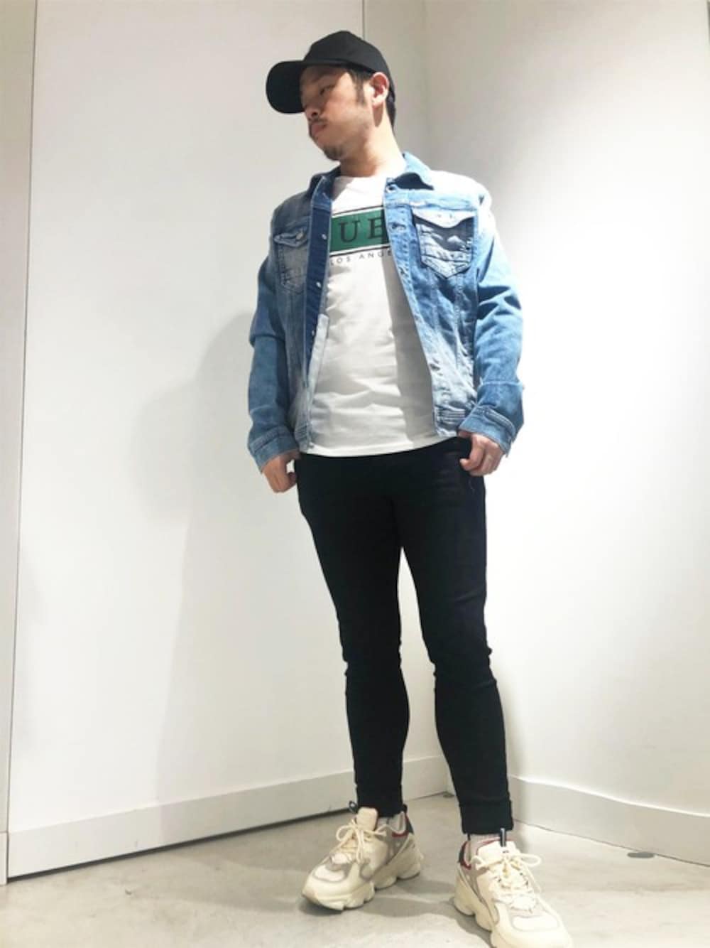 「デニム、ロゴT、カジュアル、キャップ、Gジャン、春アウター、黒スキニー、デニムコーデ、guess、guess福岡」｜「GuessのWILLIAM DENIM JACKET（デニムジャケット、ブルー系）」を使った、GUESS JAPANさん（メンズ・170cm）の春コーディネートの1枚目の写真