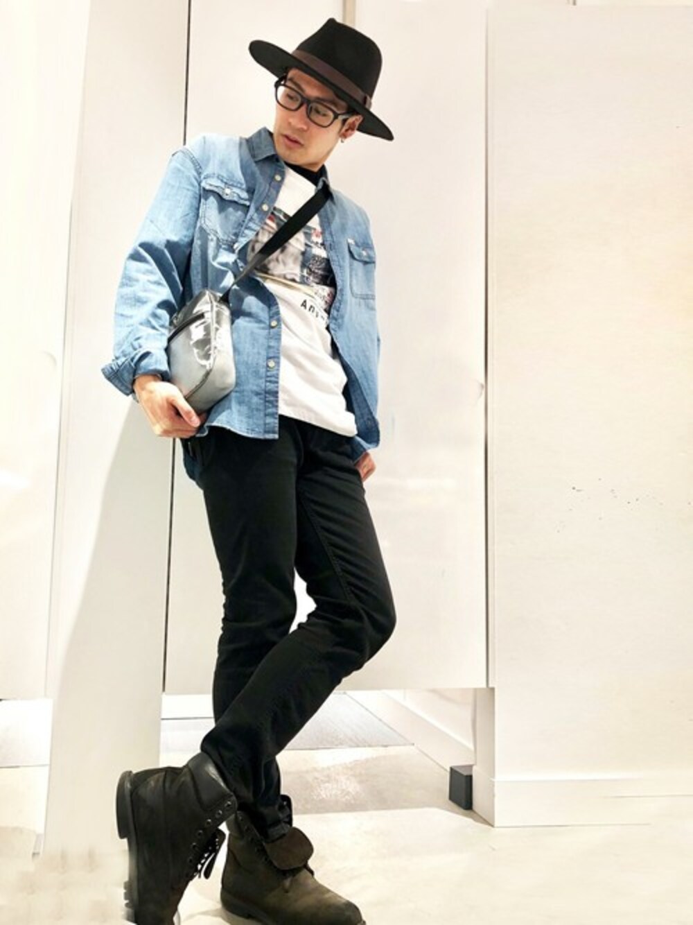 ホワイト系のTシャツ/カットソー、ブラック系のデニムパンツ、ブルー系のシャツ/ブラウスを着用したメンズの春コーディネートの1枚目の写真