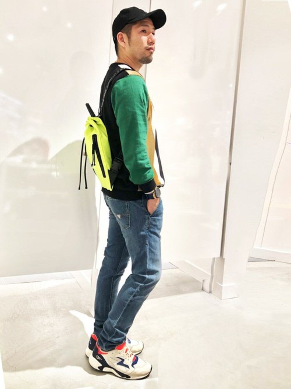 「ニット、デニム、バックパック、リュック、キャップ、ネオンカラー、スキニーデニム、春ニット、guess、guessららぽEXPO」｜「GuessのCOOSA STRIPE SWEATER（ニット/セーター、その他）」を使った、GUESS JAPANさん（メンズ・170cm）の春コーディネートの1枚目の写真