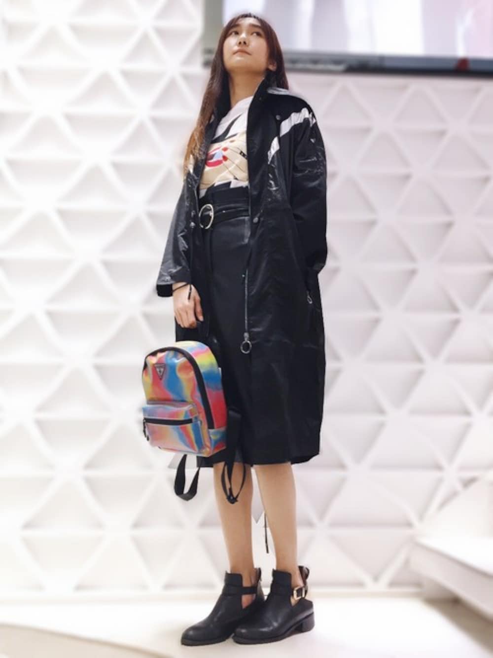 「タイトスカート、ハイウエスト、スポーツミックス、ナイロンジャケット、春アウター、春、春コーデ、モノトーンコーデ、guess、guess原宿」｜「GuessのLIPS TEE（Tシャツ/カットソー、ホワイト系）」を使った、GUESS JAPANさん（レディース・172cm）の春コーディネートの1枚目の写真