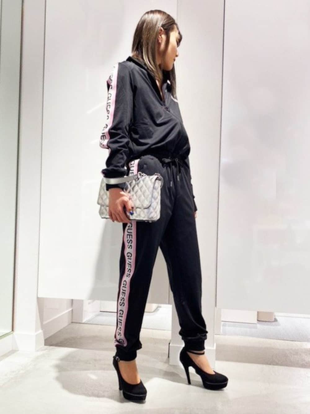 ブラック系のつなぎ/オールインワンを着用したレディースの春コーディネートの1枚目の写真