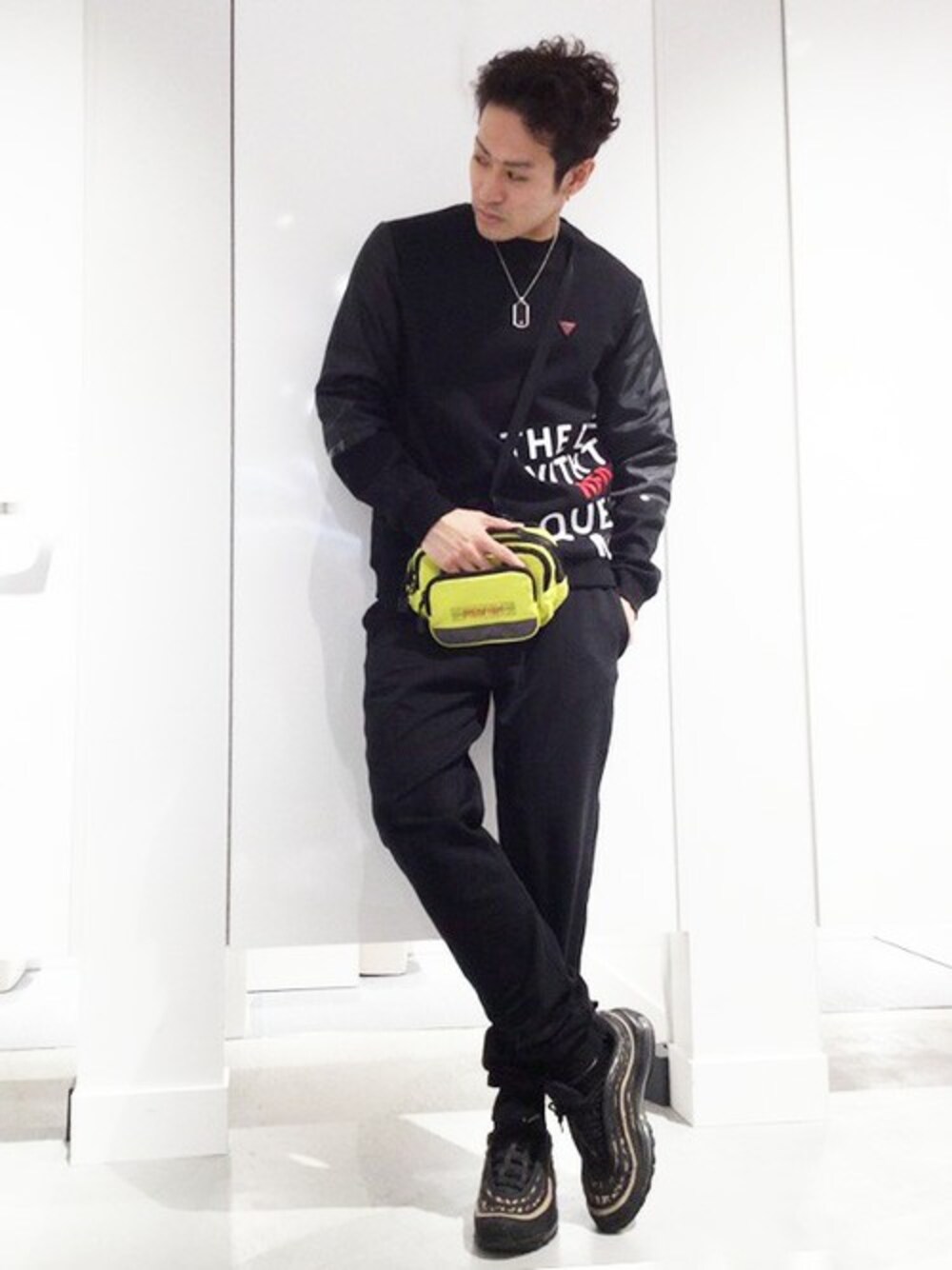 ブラック系のその他パンツ、ブラック系のスウェット、イエロー系のショルダーバッグを着用したメンズの春コーディネートの1枚目の写真