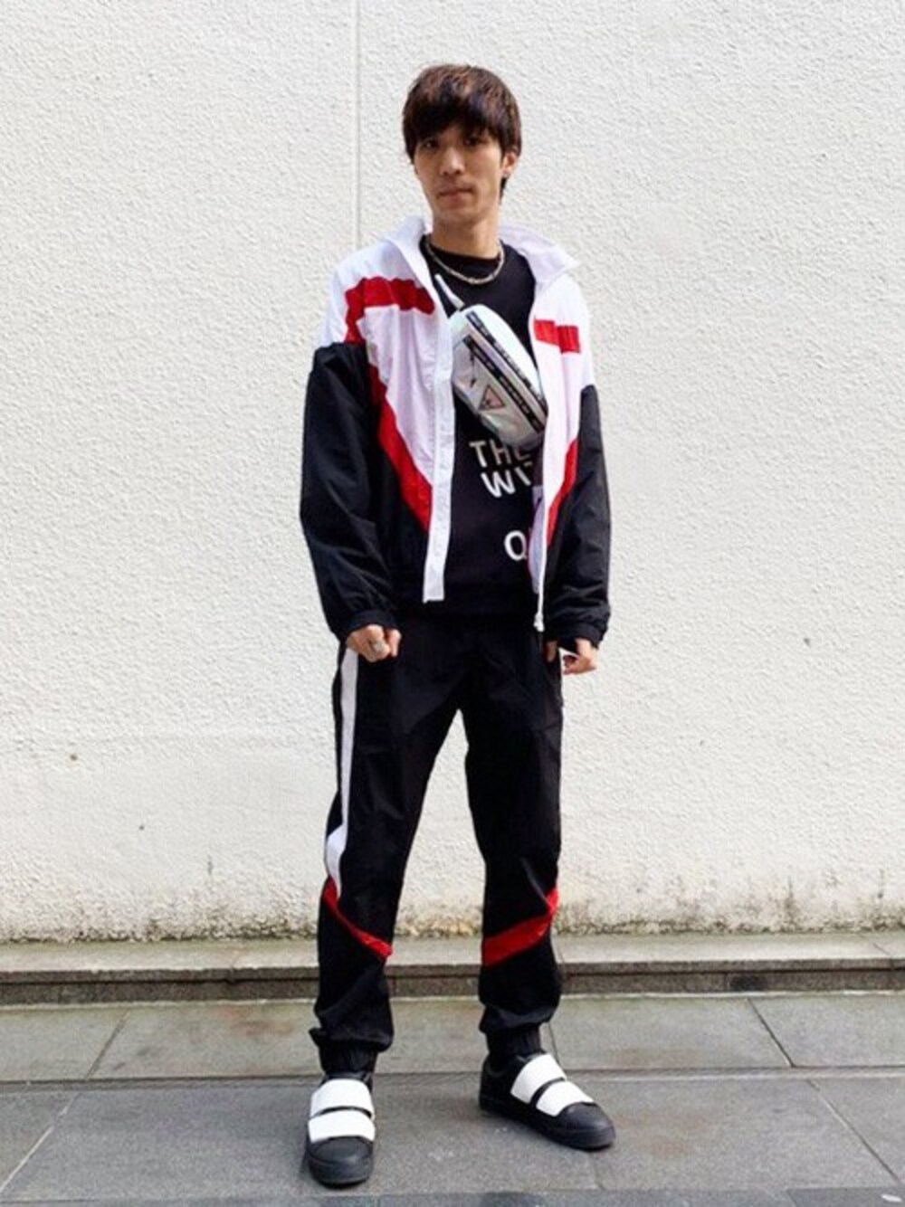 ブラック系のその他パンツ、ホワイト系のナイロンジャケット、ブラック系のスウェットを着用したレディースの春コーディネートの1枚目の写真