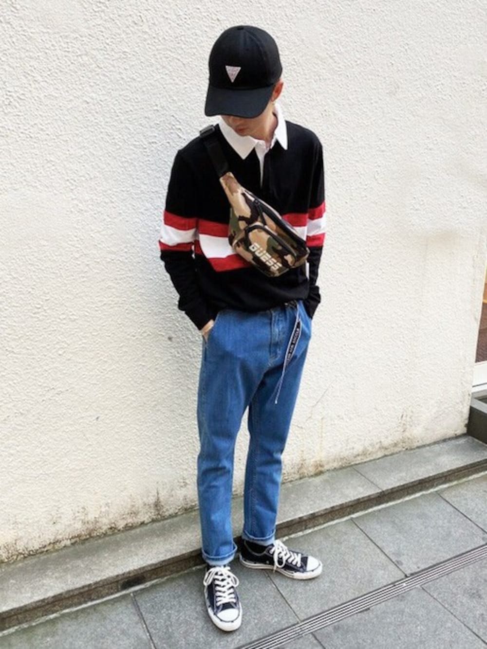 ブラック系のポロシャツ、その他のボディバッグ/ウエストポーチ、ブルー系のデニムパンツを着用したメンズの春コーディネートの1枚目の写真