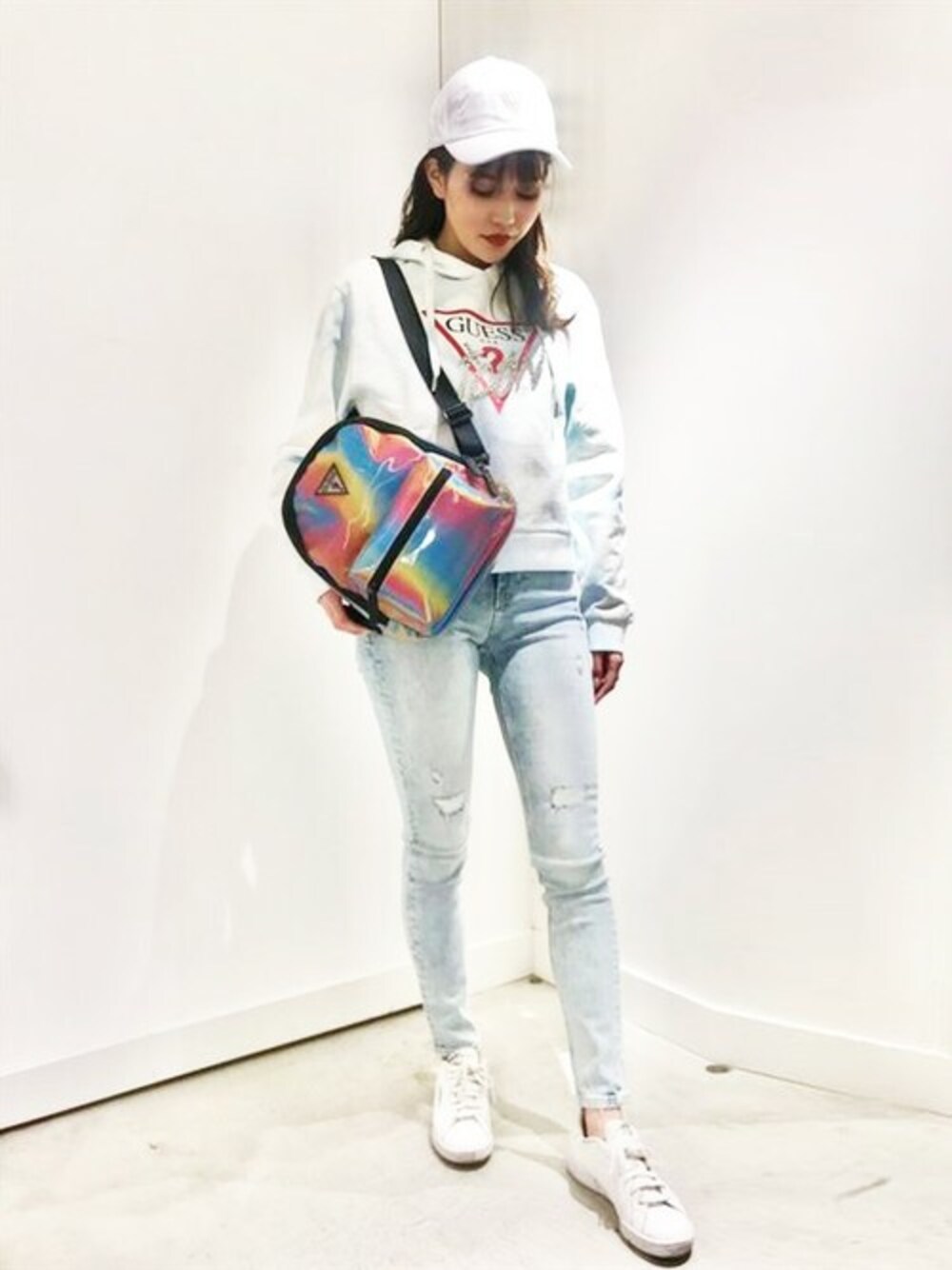 「デニム、リュック、キャップ、パーカー、タイダイ柄、春コーデ、デニムコーデ、guess、スタッフセンバツ、guess福岡」｜「GuessのICON TRIANGLE LOGO FLEECE HOODED PARKA（パーカー、ブルー系）」を使った、GUESS JAPANさん（レディース・162cm）の春コーディネートの1枚目の写真