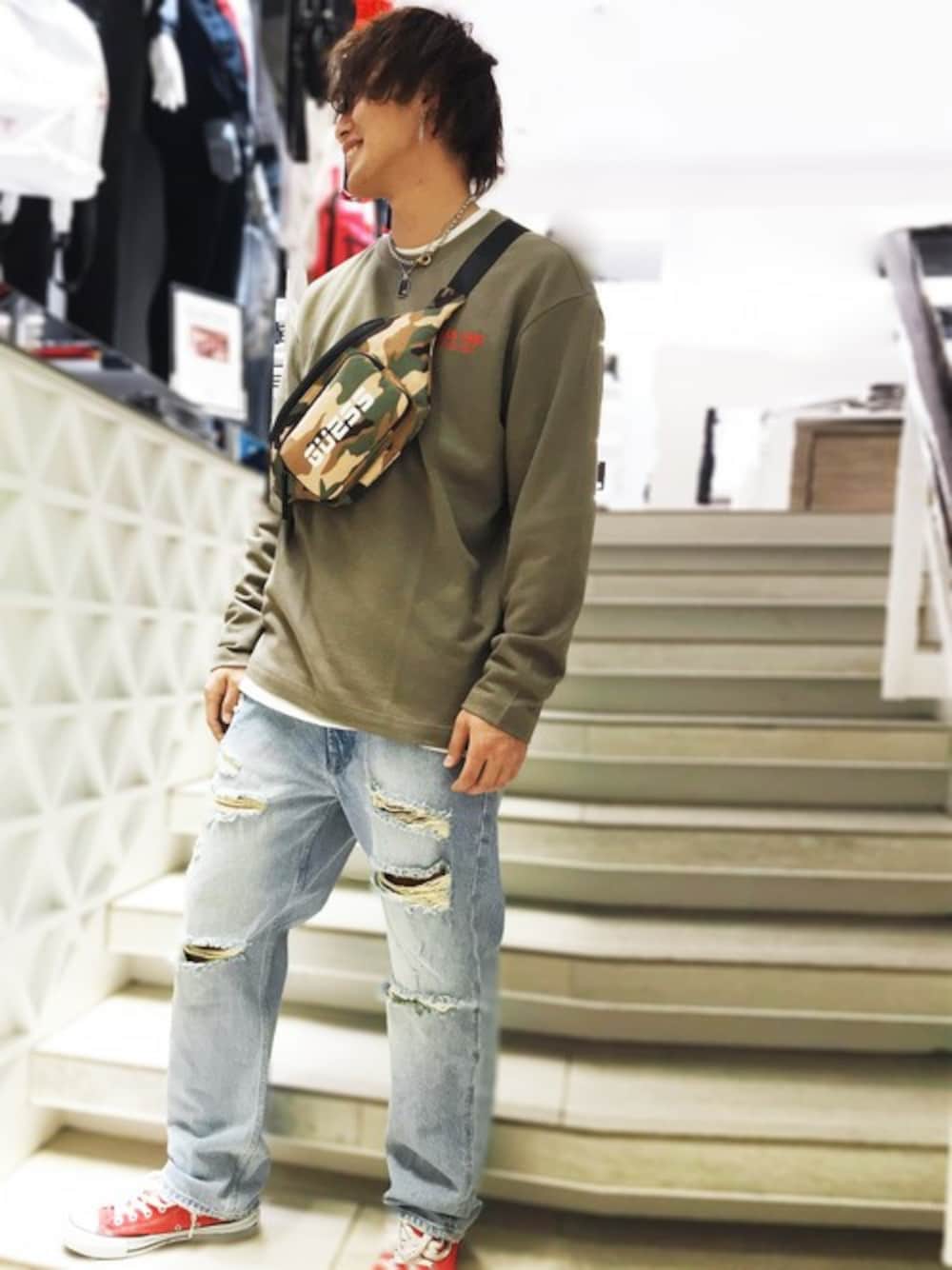 その他のボディバッグ/ウエストポーチ、グリーン系のTシャツ/カットソー、ブルー系のデニムパンツを着用したメンズの春コーディネートの1枚目の写真