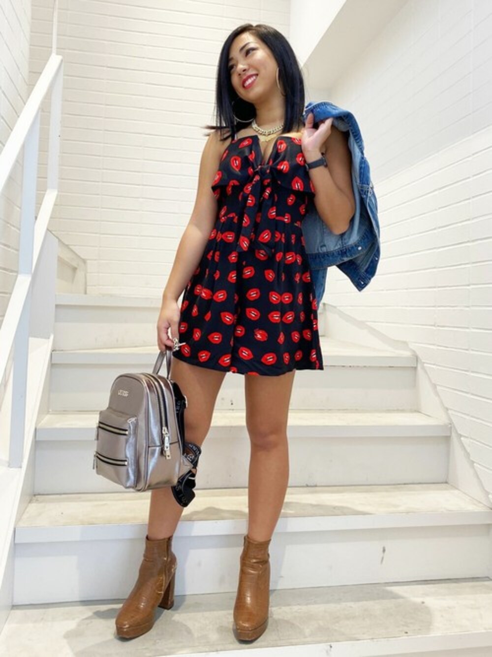 レッド系のつなぎ/オールインワン、ピンク系のバックパック/リュック、ブルー系のデニムジャケットを着用したレディースの春コーディネートの1枚目の写真