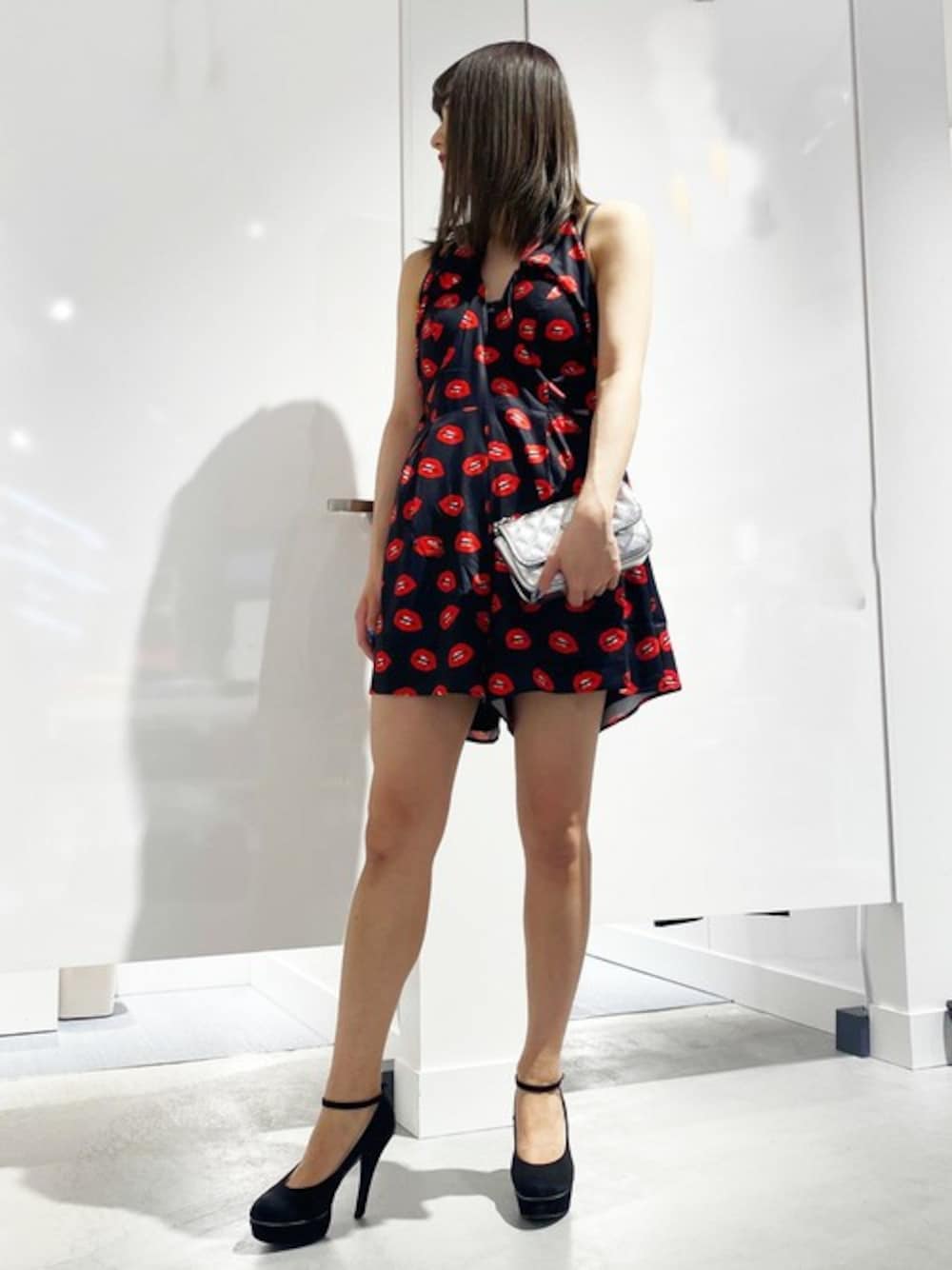 「ワンピース、パーティー、オールインワン、パーティースタイル、総柄、春夏コーデ、50's、guess、guessららぽEXPO」｜「GuessのGioia Romper（つなぎ/オールインワン、レッド系）」を使った、GUESS JAPANさん（レディース・159cm）の春コーディネートの1枚目の写真