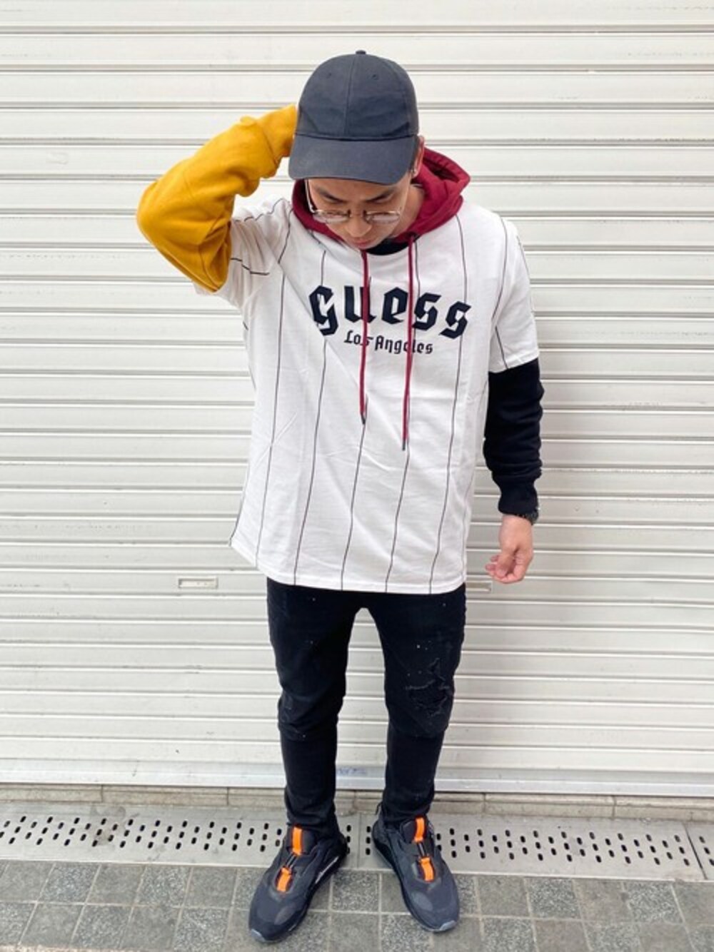 ホワイト系のTシャツ/カットソーを着用したメンズの春コーディネートの1枚目の写真