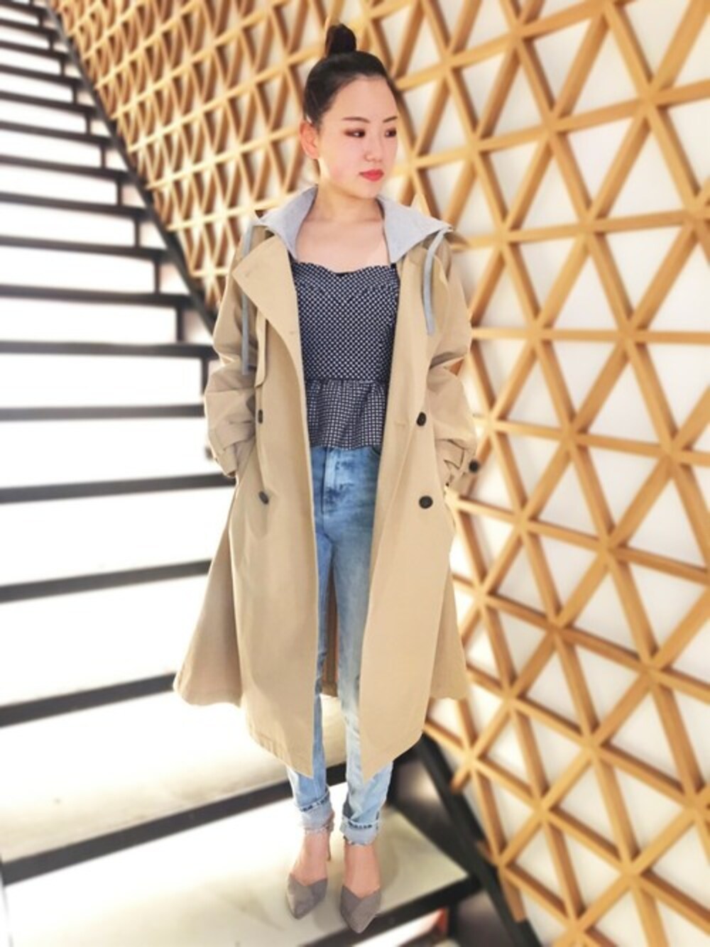 「デニム、トレンチコート、トレンチ、ビスチェ、春アウター、春、スキニーデニム、春コーデ、guess、guess心斎橋」｜「GuessのHooded Trench Coat（トレンチコート、ベージュ系）」を使った、GUESS JAPANさん（レディース・160cm）の春コーディネートの1枚目の写真